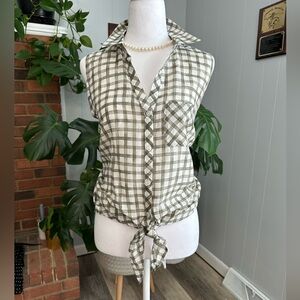 🛍️ J. Jill sleeveless button shirt with ties bottom like new condition.